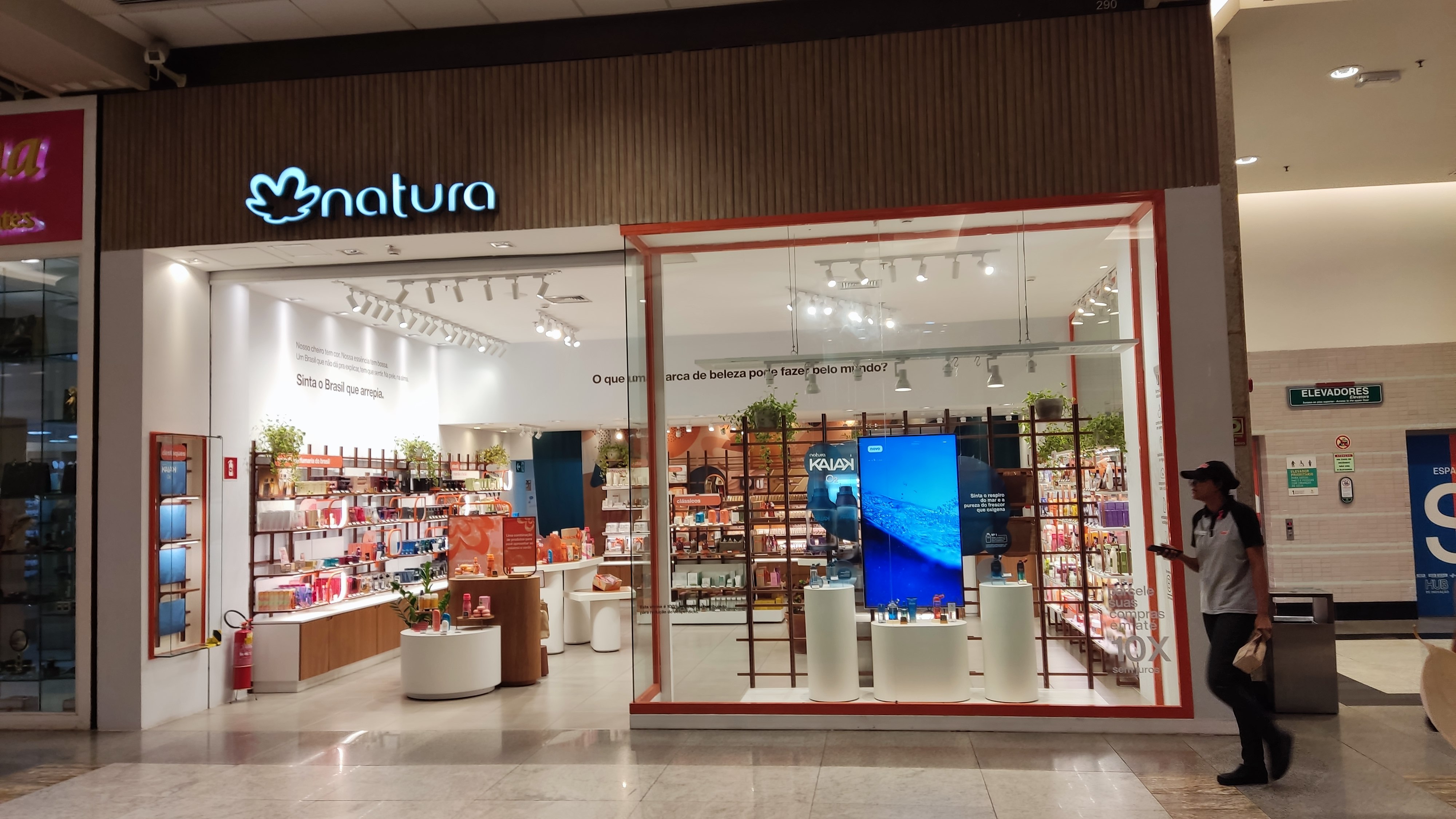 Loja da Natura em shopping com fachada moderna