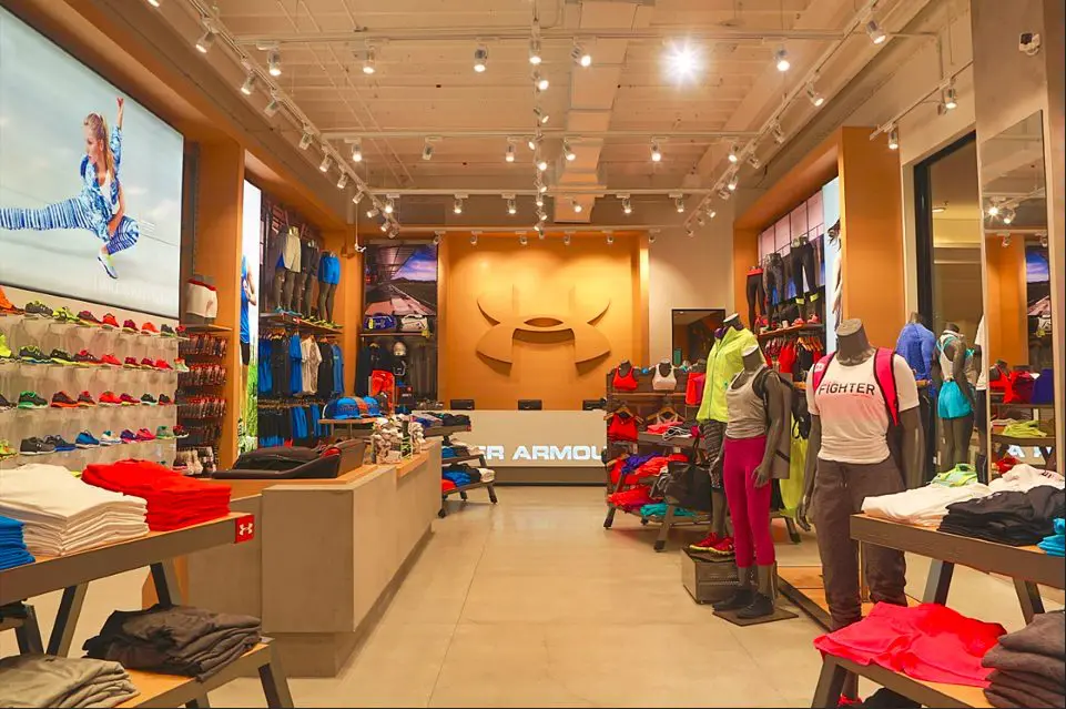 Interior da loja de roupas Under Armour